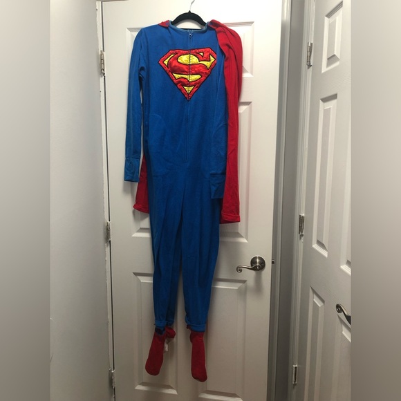 Superman footed pajama with cape - Picture 1 of 4